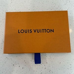 Authenticatic Louis Vuitton gift box with bow